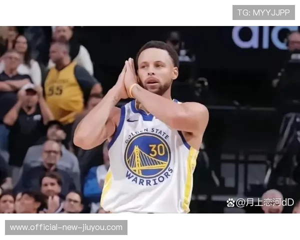 库里突破抛投得手，勇士球迷集体起立欢呼